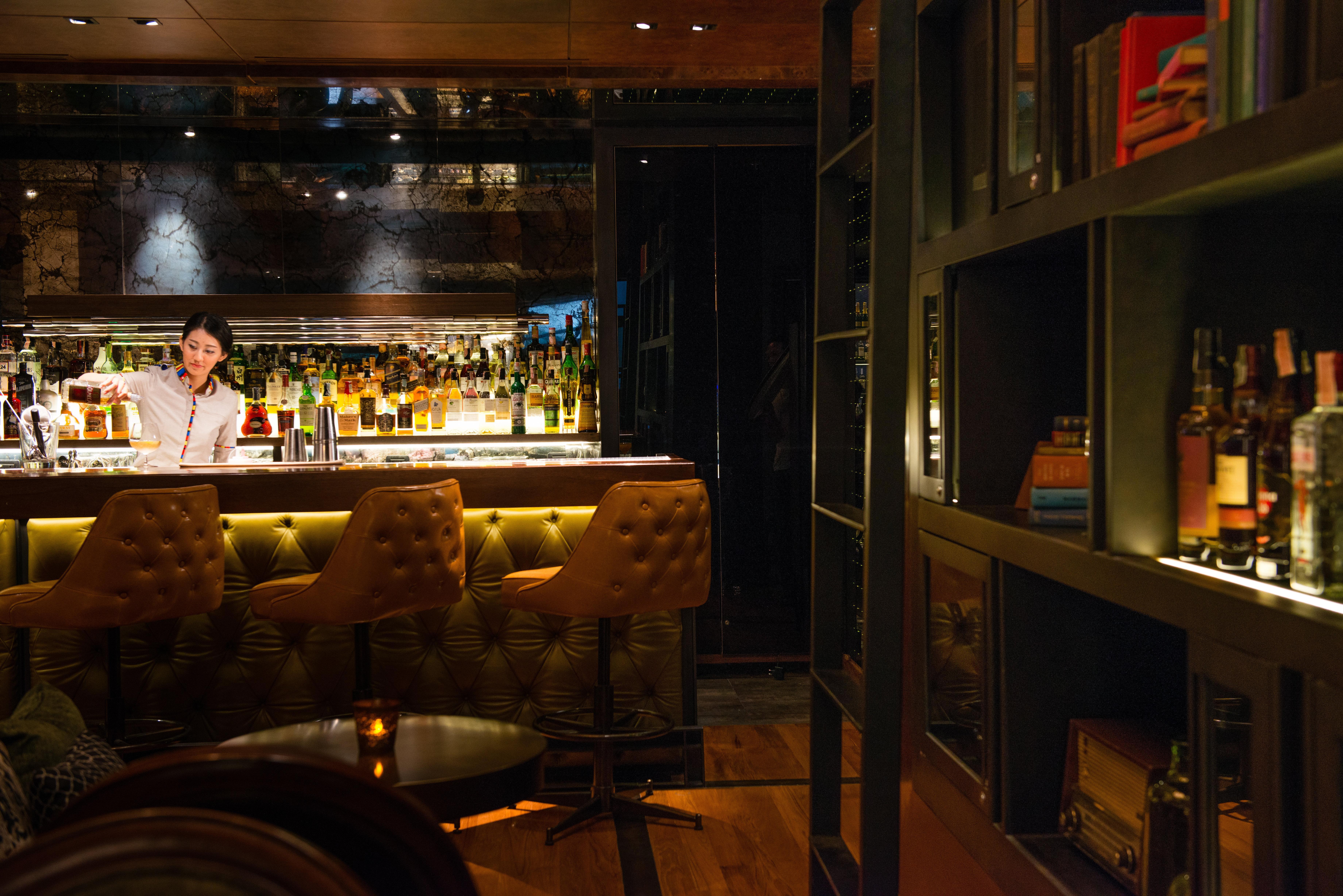 Hotel Indigo Bangkok Wireless Road By Ihg Экстерьер фото The bar at the Mandarin Oriental, Hong Kong