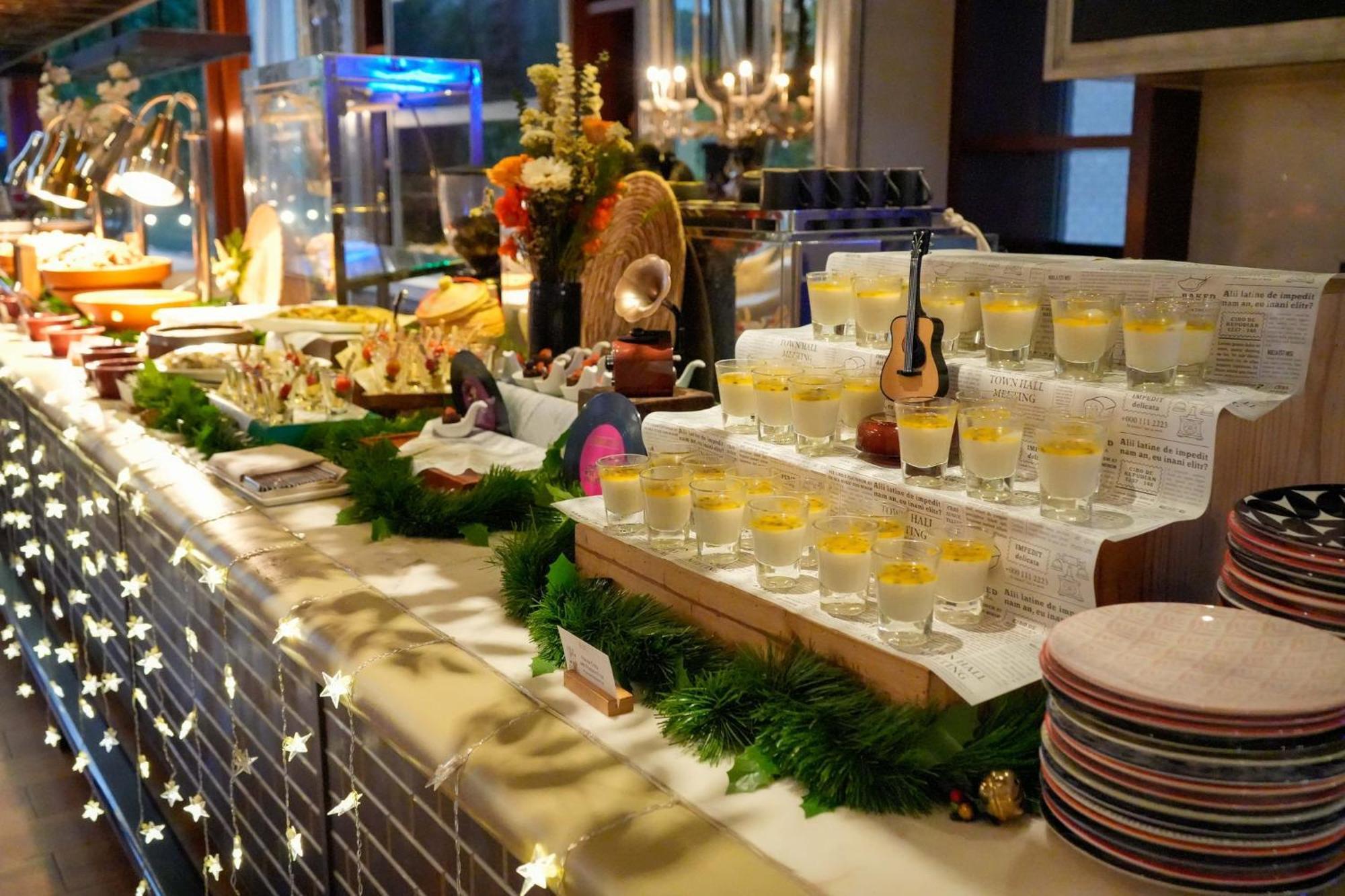 Hotel Indigo Bangkok Wireless Road By Ihg Экстерьер фото A buffet at a restaurant