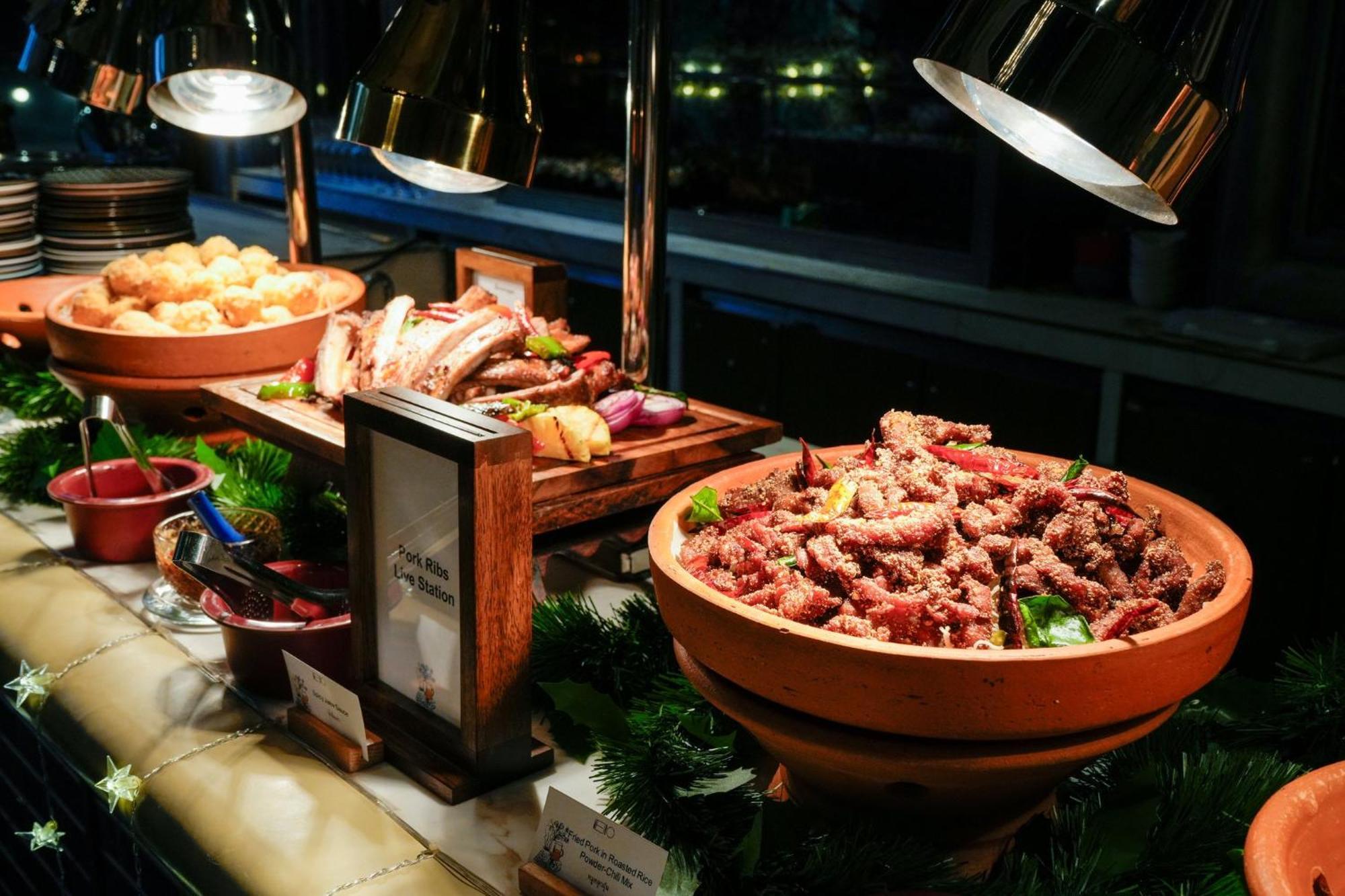 Hotel Indigo Bangkok Wireless Road By Ihg Экстерьер фото A buffet at a hotel